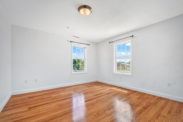 29 Spruce St 42, Waltham, MA 02453