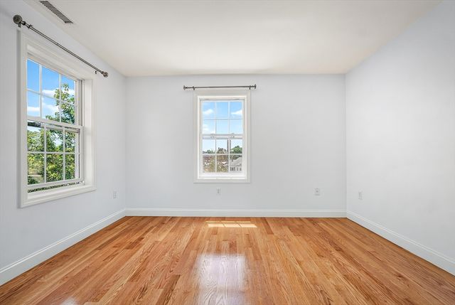 29 Spruce St 42, Waltham, MA 02453