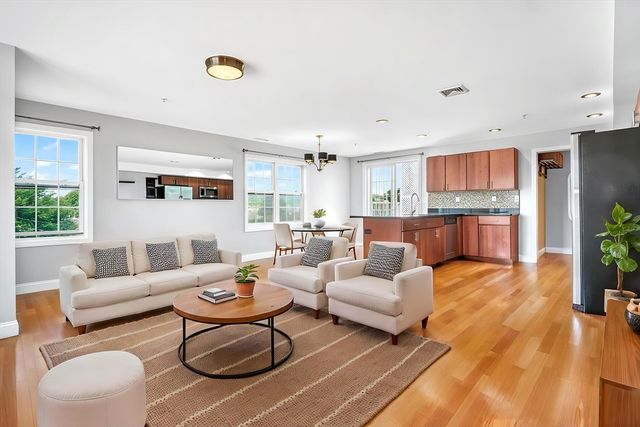 29 Spruce St 42, Waltham, MA 02453