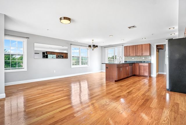 29 Spruce St 42, Waltham, MA 02453