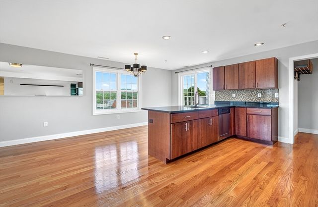 29 Spruce St 42, Waltham, MA 02453