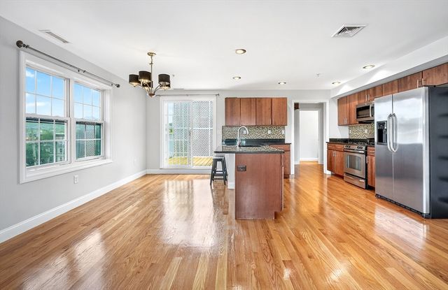29 Spruce St 42, Waltham, MA 02453