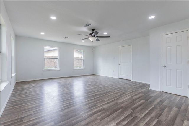 337 Travis Lane, Hewitt, TX 76643