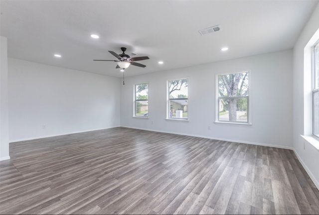 337 Travis Lane, Hewitt, TX 76643