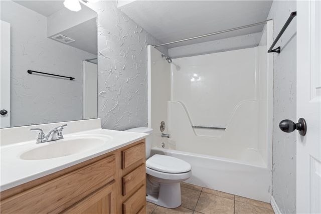 884 W Holly Street, Fayetteville, AR 72703