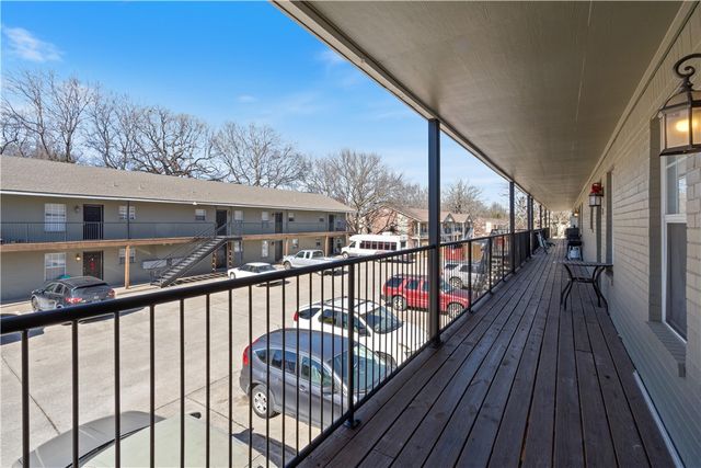 884 W Holly Street, Fayetteville, AR 72703