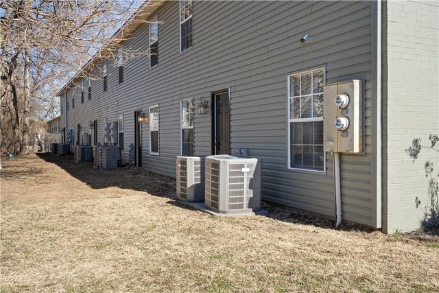 884 W Holly Street, Fayetteville, AR 72703