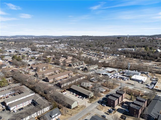 884 W Holly Street, Fayetteville, AR 72703