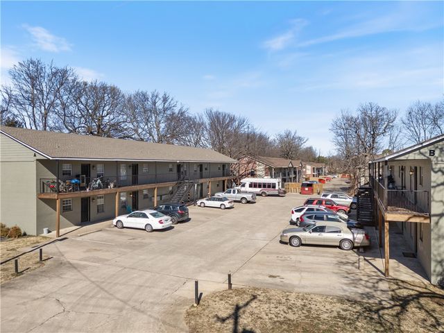 884 W Holly Street, Fayetteville, AR 72703