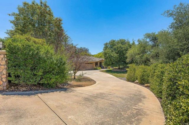 2445 Southern Oak Road, Ramona, CA 92065