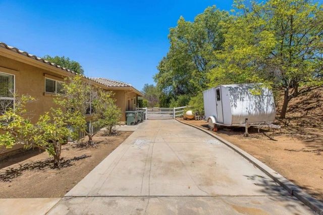 2445 Southern Oak Road, Ramona, CA 92065