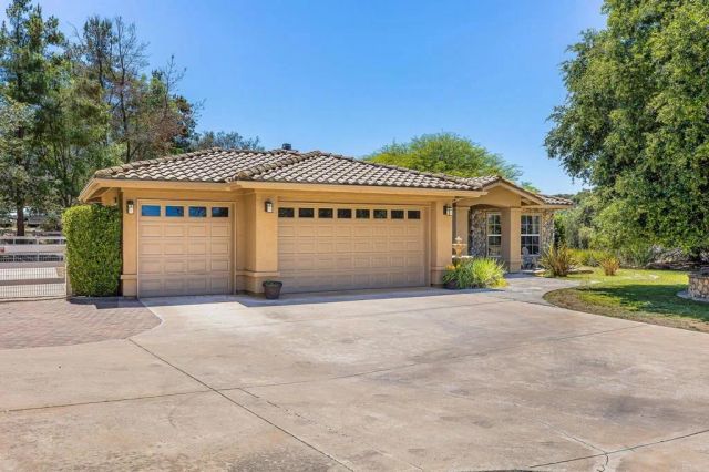 2445 Southern Oak Road, Ramona, CA 92065