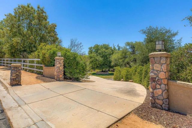 2445 Southern Oak Road, Ramona, CA 92065