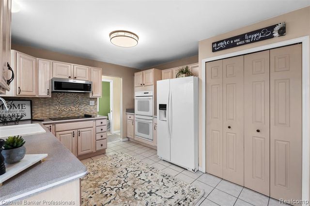 4347 Apple Valley Lane, West Bloomfield, MI 48323