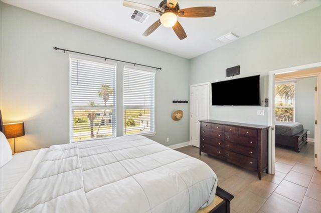 11216 Reagor Way, Galveston, TX 77554