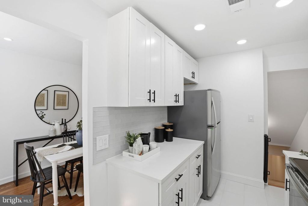 Image 11 of property listing at 4714 30TH ST S, Arlington, VA 22206