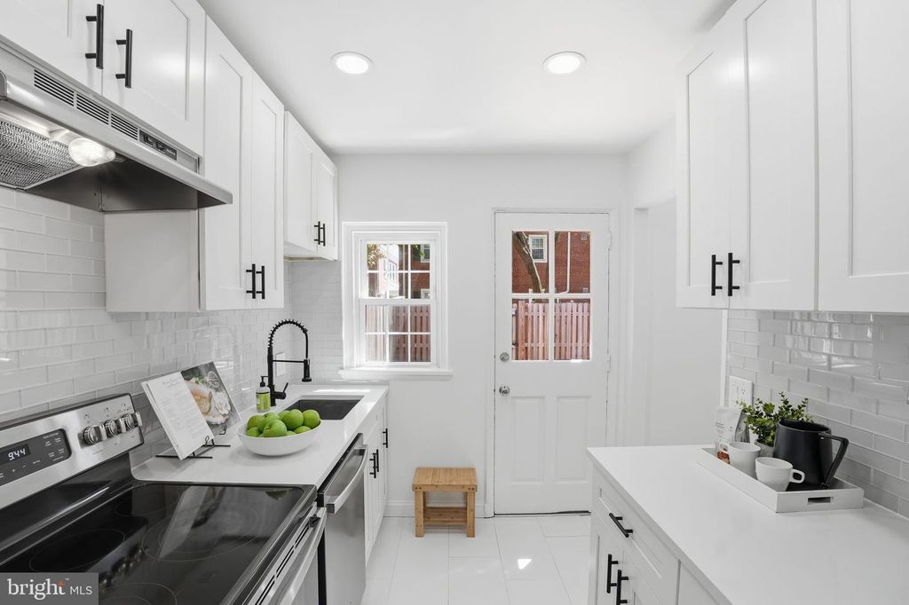 Image 12 of property listing at 4714 30TH ST S, Arlington, VA 22206