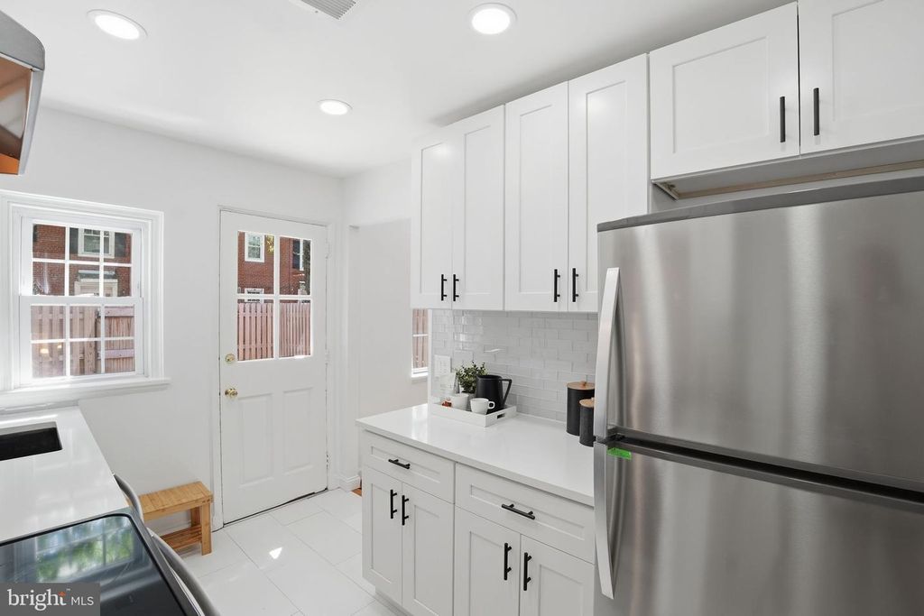 Image 13 of property listing at 4714 30TH ST S, Arlington, VA 22206