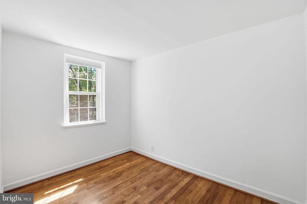 Image 18 of property listing at 4714 30TH ST S, Arlington, VA 22206