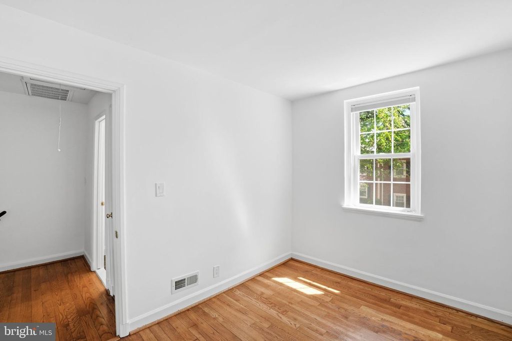 Image 19 of property listing at 4714 30TH ST S, Arlington, VA 22206