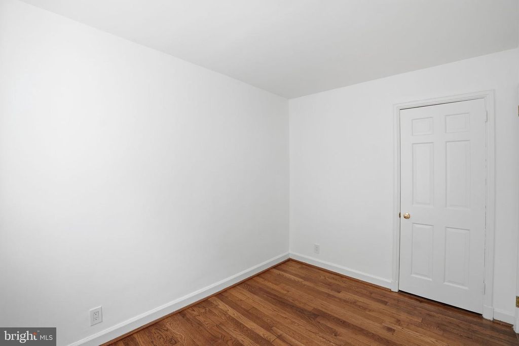Image 20 of property listing at 4714 30TH ST S, Arlington, VA 22206