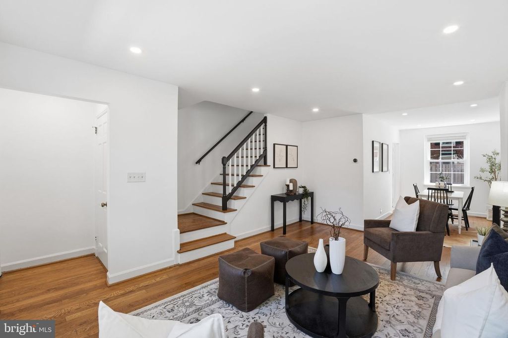 Image 3 of property listing at 4714 30TH ST S, Arlington, VA 22206