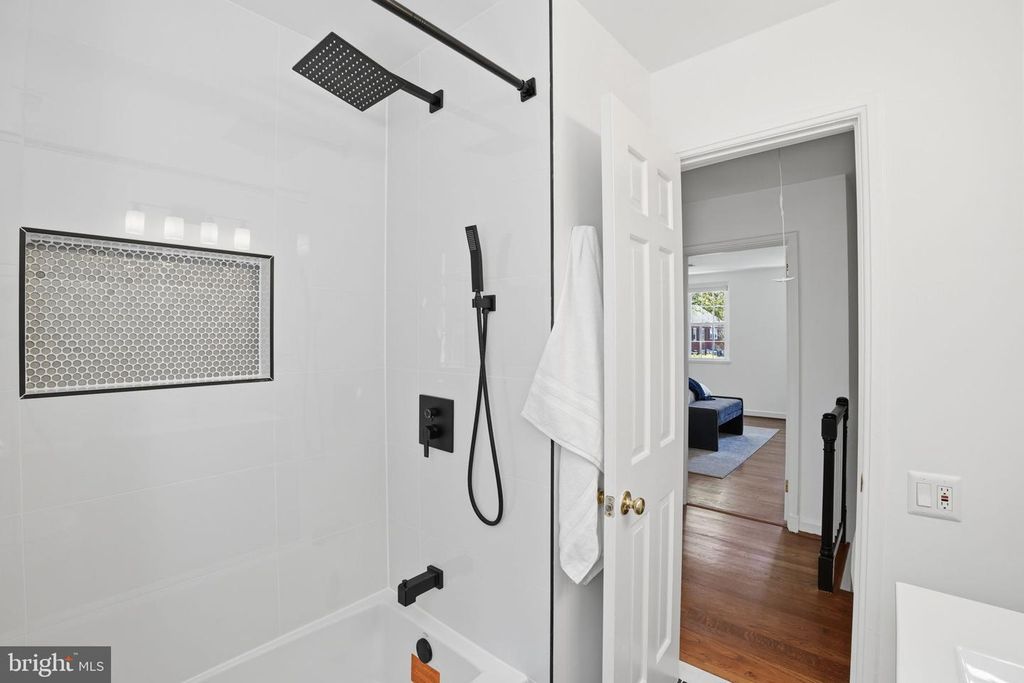 Image 22 of property listing at 4714 30TH ST S, Arlington, VA 22206
