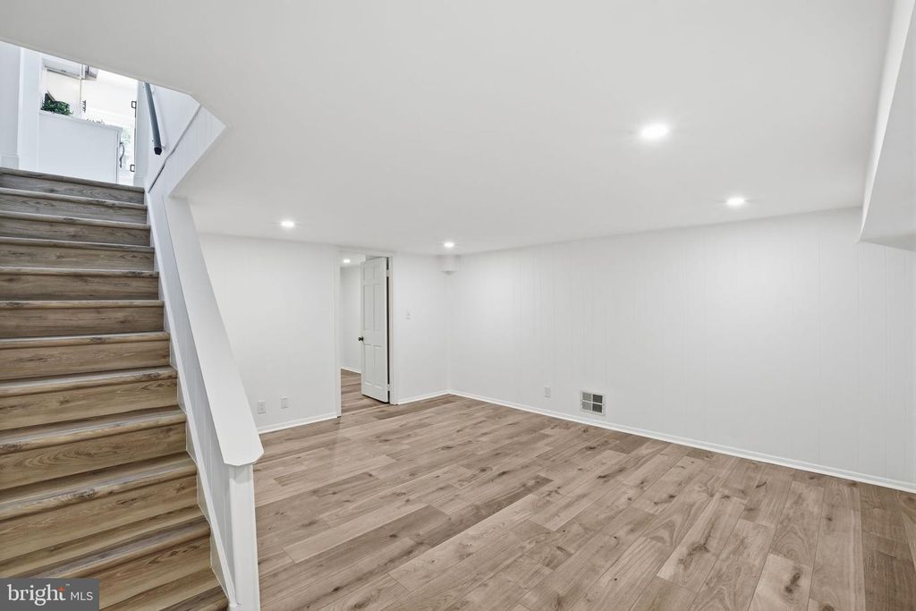 Image 23 of property listing at 4714 30TH ST S, Arlington, VA 22206