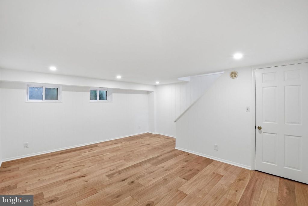 Image 25 of property listing at 4714 30TH ST S, Arlington, VA 22206