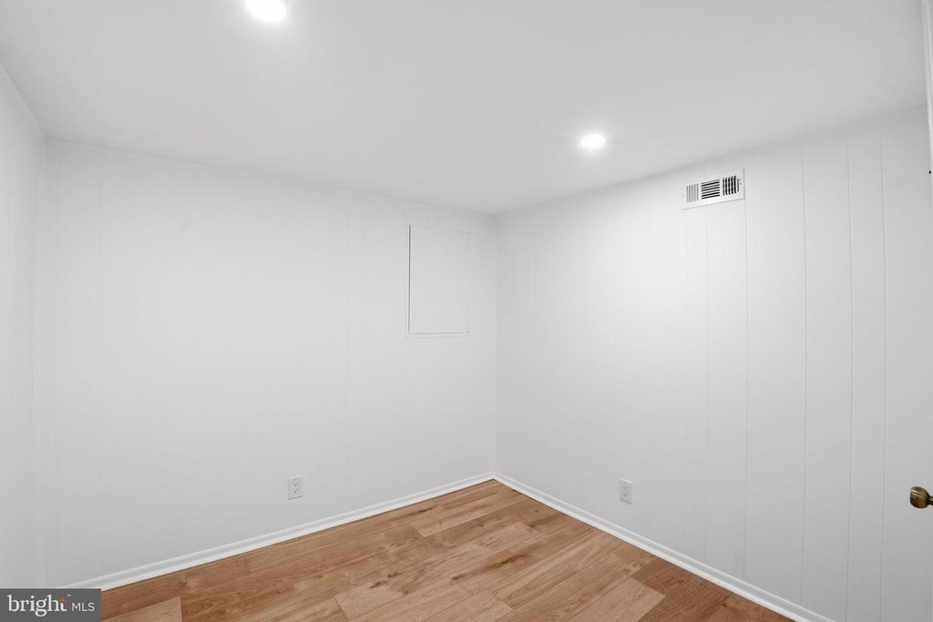 Image 26 of property listing at 4714 30TH ST S, Arlington, VA 22206