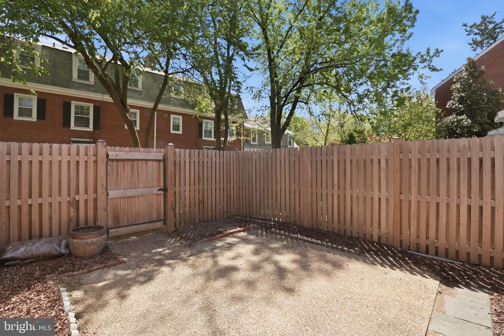 Image 30 of property listing at 4714 30TH ST S, Arlington, VA 22206