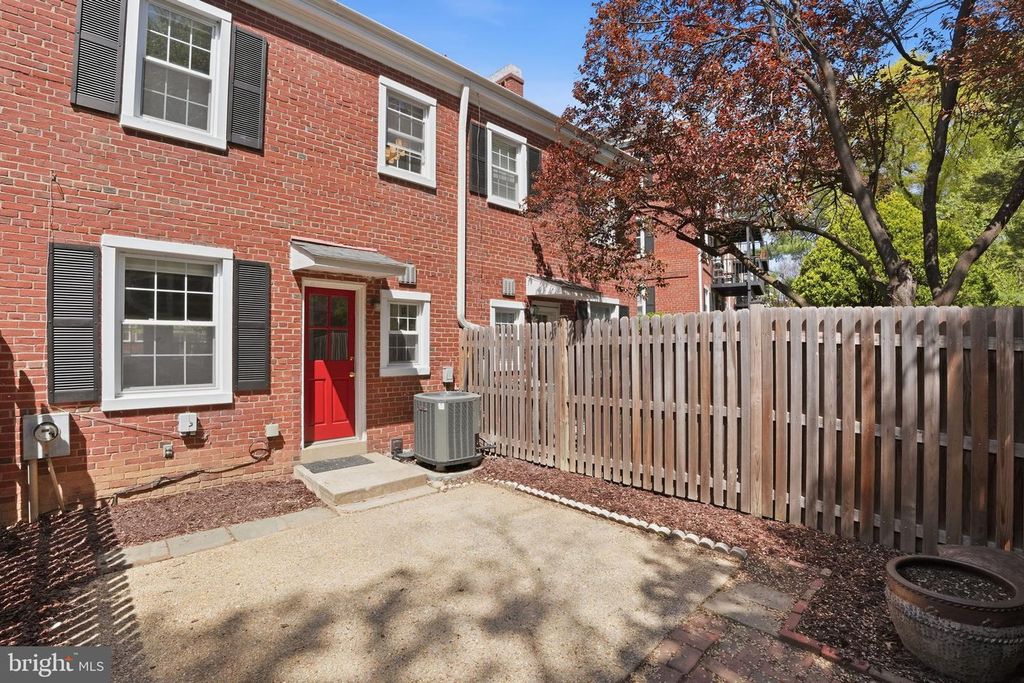 Image 31 of property listing at 4714 30TH ST S, Arlington, VA 22206