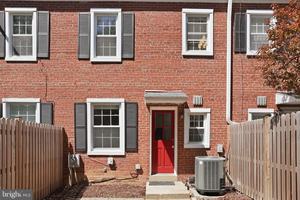 Image 32 of property listing at 4714 30TH ST S, Arlington, VA 22206