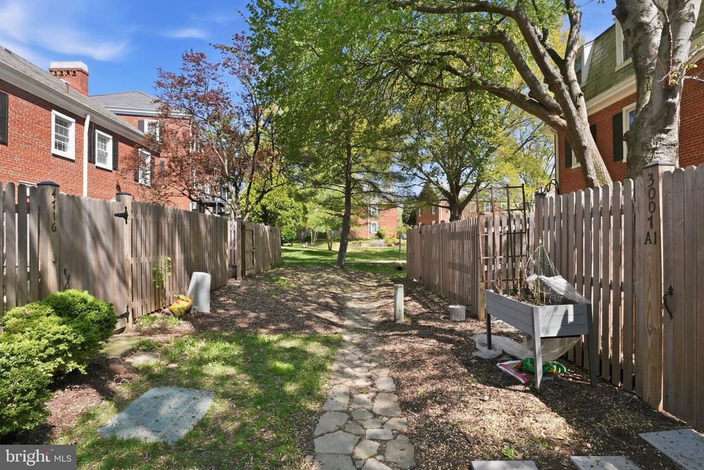 Image 33 of property listing at 4714 30TH ST S, Arlington, VA 22206
