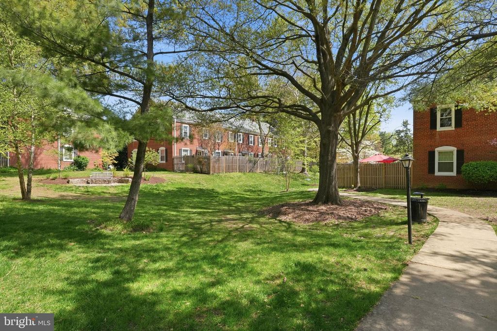 Image 34 of property listing at 4714 30TH ST S, Arlington, VA 22206