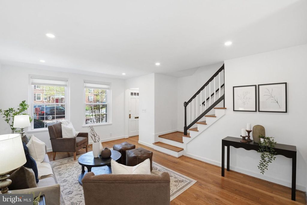 Image 5 of property listing at 4714 30TH ST S, Arlington, VA 22206