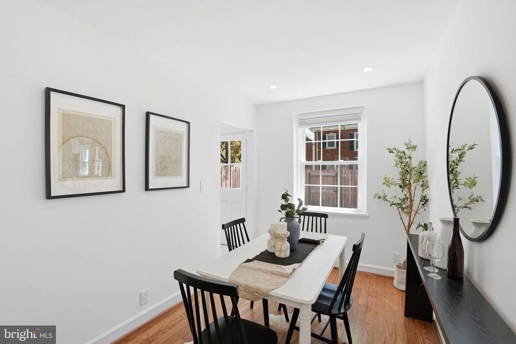 Image 6 of property listing at 4714 30TH ST S, Arlington, VA 22206