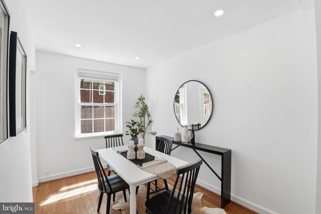 Image 7 of property listing at 4714 30TH ST S, Arlington, VA 22206