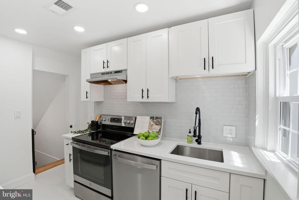 Image 10 of property listing at 4714 30TH ST S, Arlington, VA 22206