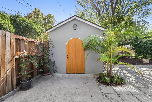 1812 Larkin Way, Sacramento, CA 95818