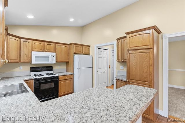 1409 Meadow Green Lane, Linden, MI 48451
