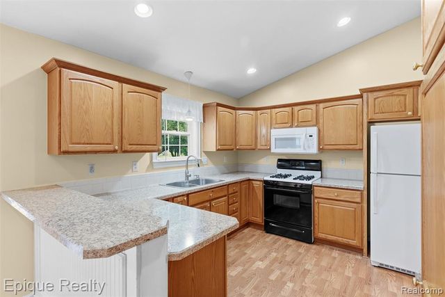 1409 Meadow Green Lane, Linden, MI 48451