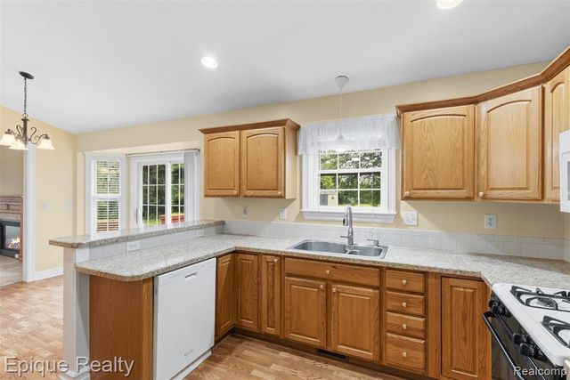 1409 Meadow Green Lane, Linden, MI 48451