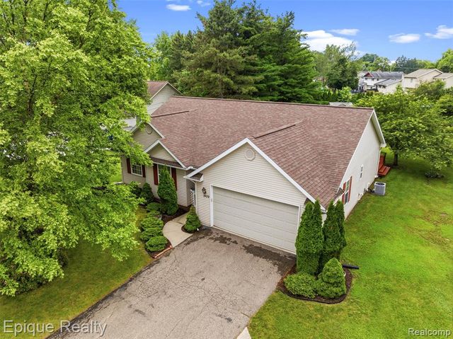 1409 Meadow Green Lane, Linden, MI 48451