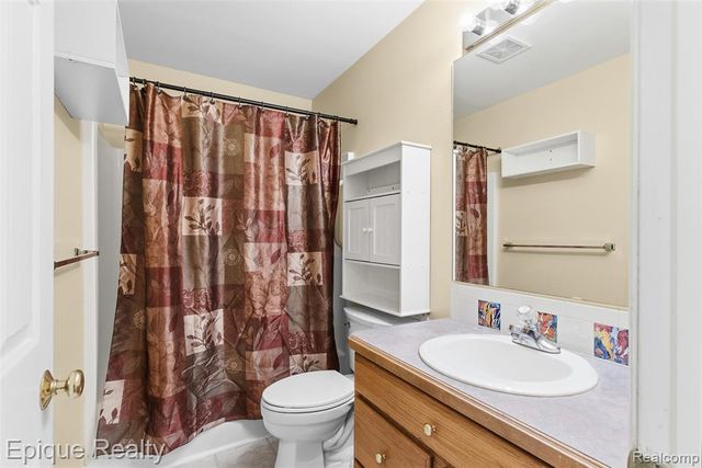 1409 Meadow Green Lane, Linden, MI 48451