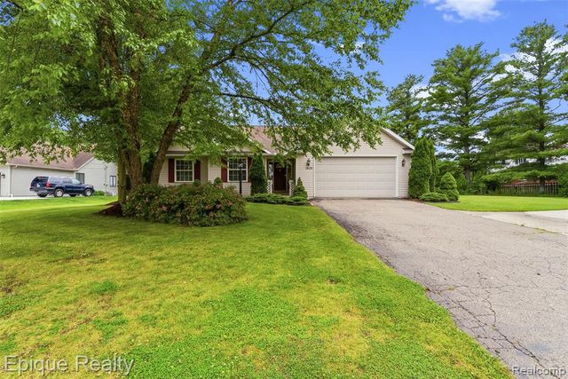 1409 Meadow Green Lane, Linden, MI 48451