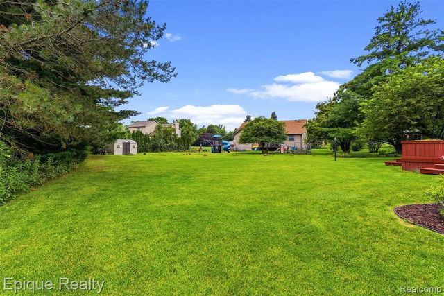 1409 Meadow Green Lane, Linden, MI 48451