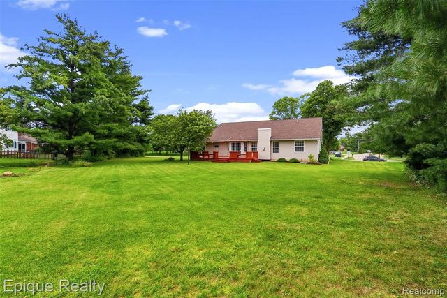 1409 Meadow Green Lane, Linden, MI 48451