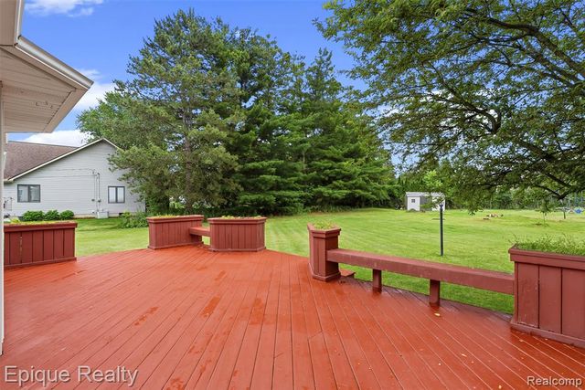 1409 Meadow Green Lane, Linden, MI 48451