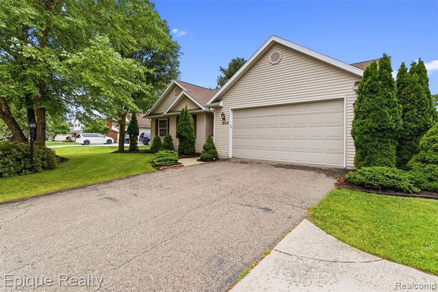 1409 Meadow Green Lane, Linden, MI 48451